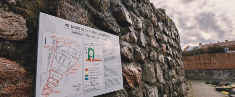 Viljandi keskaegne linnamüür (Viljandi Turismiinfokeskus).