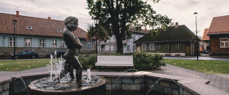 Skulptuur "Poiss kalaga" Johan Laidoneri platsil (Viljandi Turismiinfokeskus).