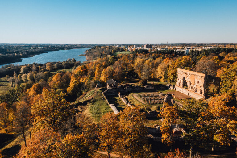 Sügisene Viljandi lossimägi, varemed ja järv (Siim Verner Teder/ Visit Viljandi).