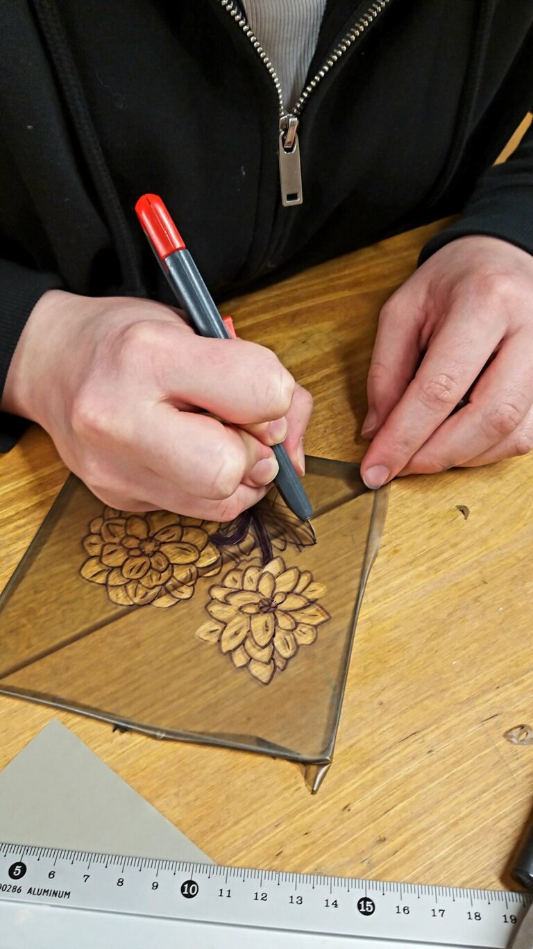 Töötuba Klaasile liivsöövitusega figuurmustrite loomine (Helen Maasik).