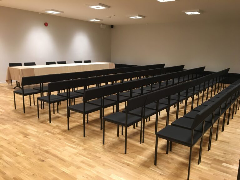 Ugala teatri keldrisaal teatristiilis seminariruum (Marii Ingriin Saaremäe).