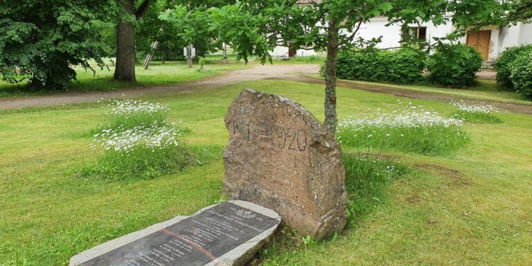 Vabadussõja mälestusmärk Õisus (Viljandi Turismiinfokeskus).