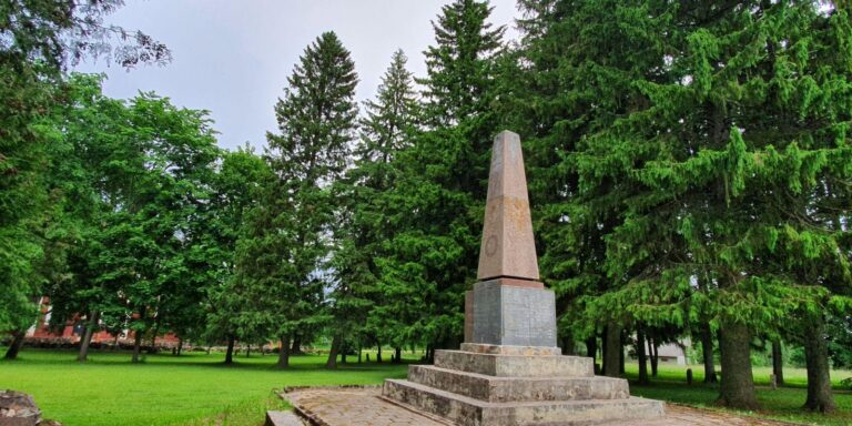Vabadussõja mälestussammas Hallistes (Viljandi Turismiinfokeskus).