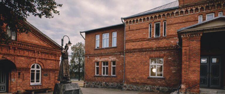 Skulptuur "Leelotaja" (Viljandi Turismiinfokeskus).