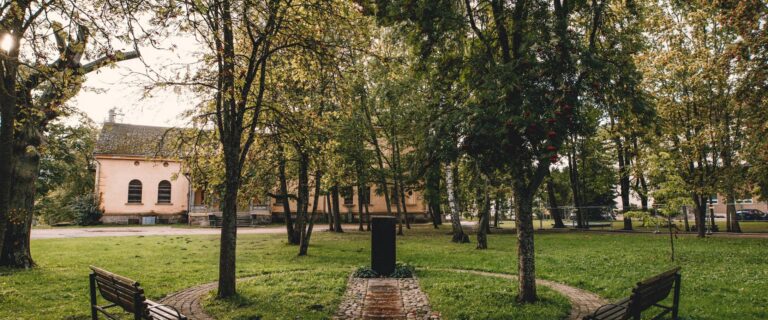 Mälestusmärk nõukogude võimu poolt represseeritutele (Viljandi Turismiinfokeskus).