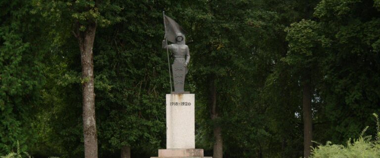 Vabadussõjas langenute mälestussammas Tarvastus (Alar Karu).